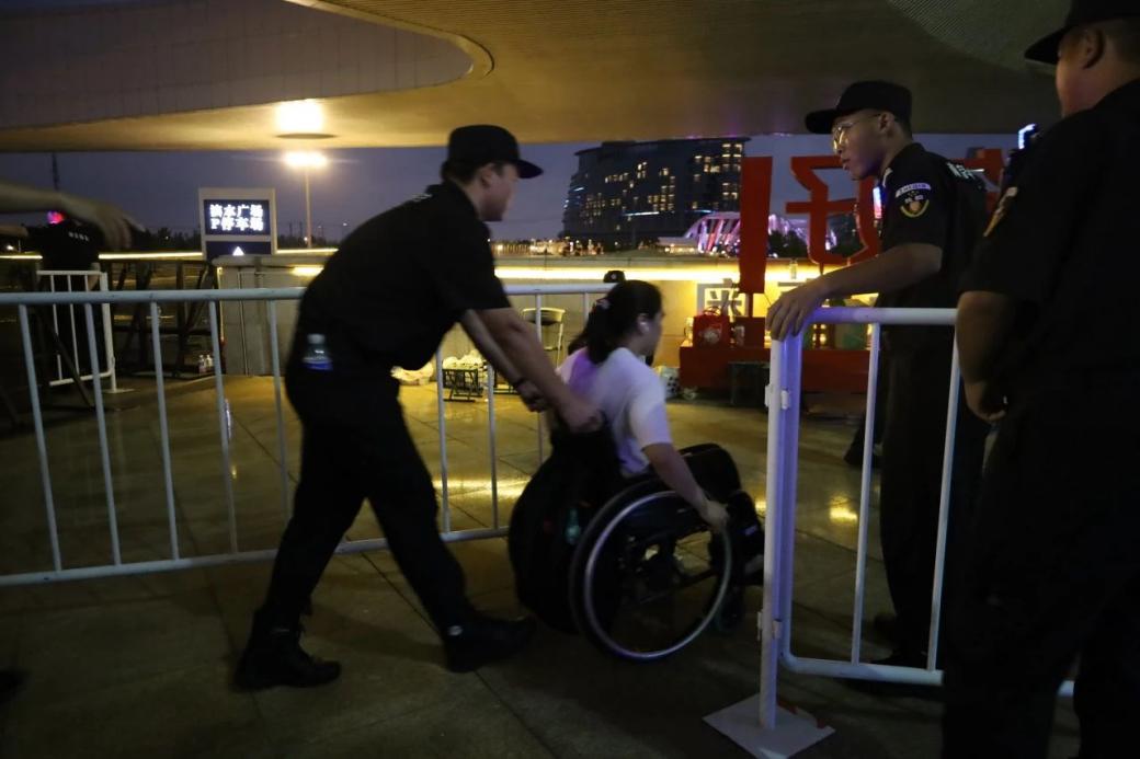 C:/Users/Administrator/Desktop/臺風(fēng)“貝碧嘉”來襲，南京保安積極應(yīng)對，“守”護(hù)萬家團(tuán)圓！/13.jpg13