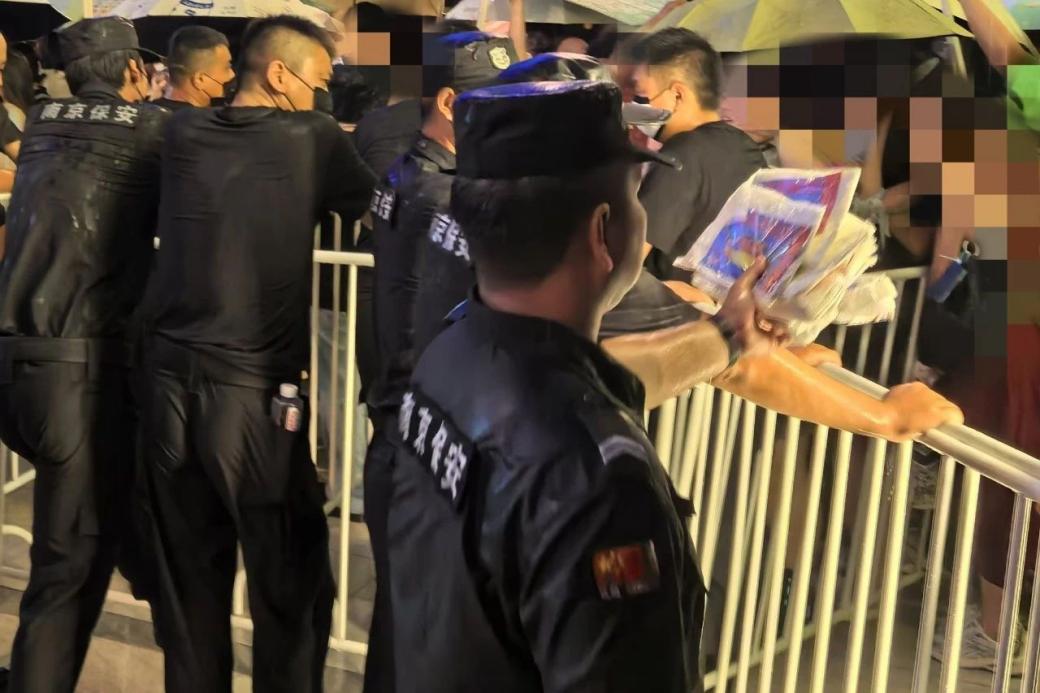 C:/Users/Administrator/Desktop/臺風(fēng)“貝碧嘉”來襲，南京保安積極應(yīng)對，“守”護(hù)萬家團(tuán)圓！/11.jpg11