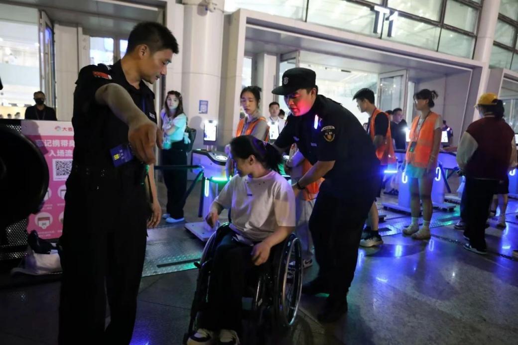 C:/Users/Administrator/Desktop/“安保鐵軍、硬核保障”2024系列報道四十二——南京市保安服務有限公司成功護航張碧晨「今兒個開心」十周年巡回演唱會南京站安保任務/5.jpg5
