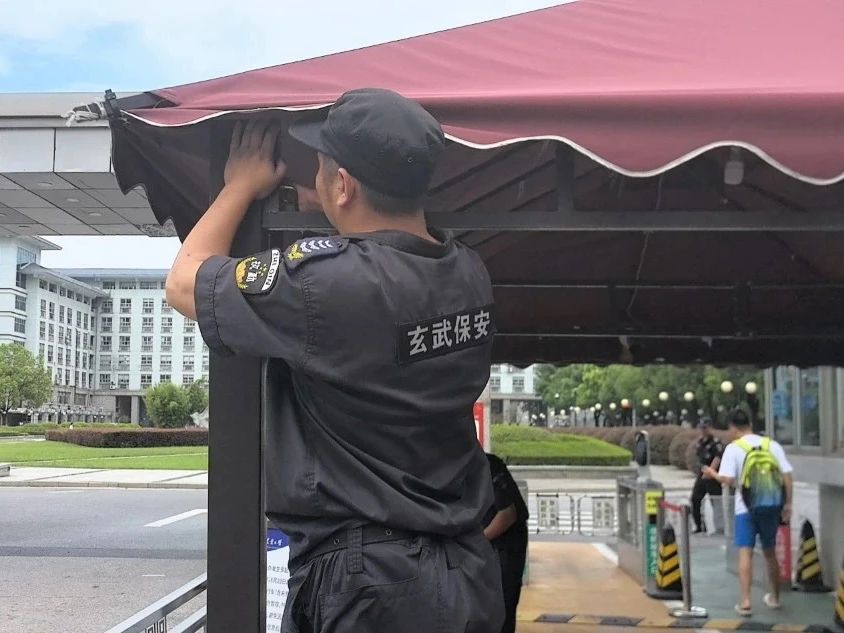 C:/Users/Administrator/Desktop/臺風(fēng)“貝碧嘉”來襲，南京保安積極應(yīng)對，“守”護(hù)萬家團(tuán)圓！/6.jpg6