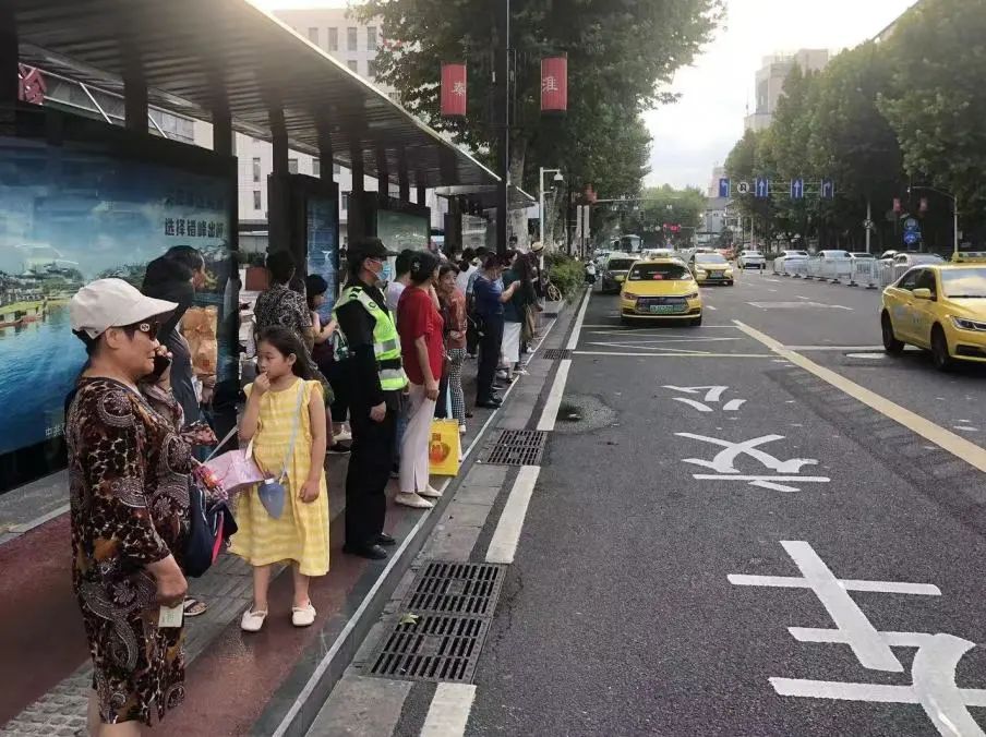 C:/Users/Administrator/Desktop/臺風(fēng)“貝碧嘉”來襲，南京保安積極應(yīng)對，“守”護(hù)萬家團(tuán)圓！/2.jpg2