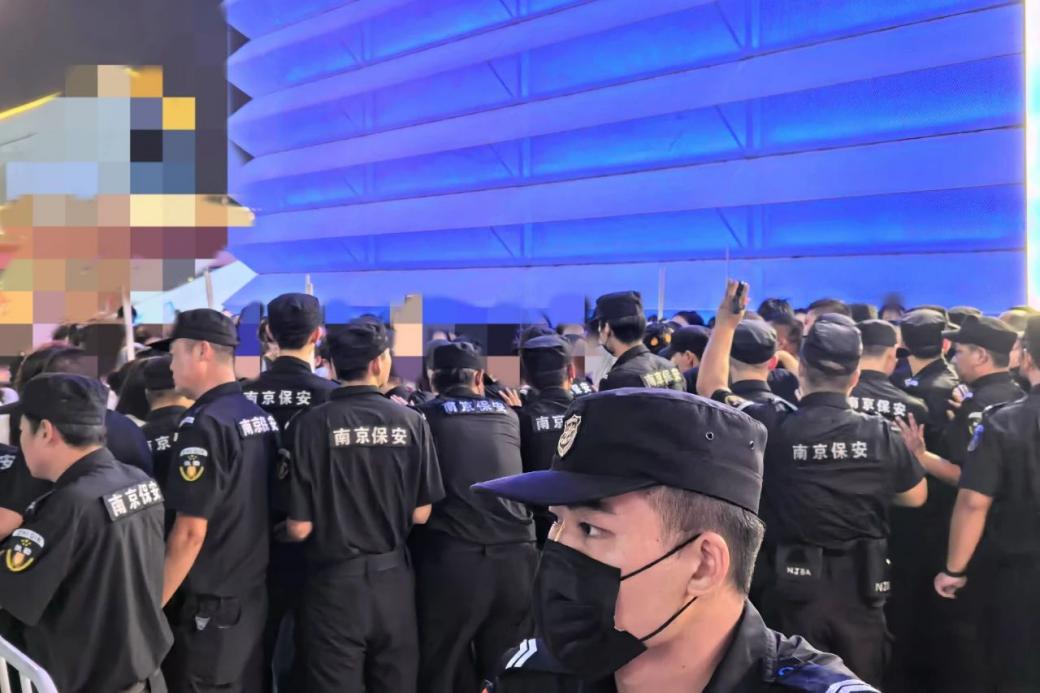 C:/Users/Administrator/Desktop/臺風(fēng)“貝碧嘉”來襲，南京保安積極應(yīng)對，“守”護(hù)萬家團(tuán)圓！/12.jpg12