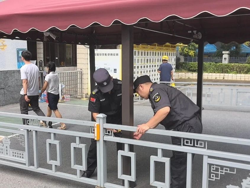 C:/Users/Administrator/Desktop/臺風(fēng)“貝碧嘉”來襲，南京保安積極應(yīng)對，“守”護(hù)萬家團(tuán)圓！/4.jpg4