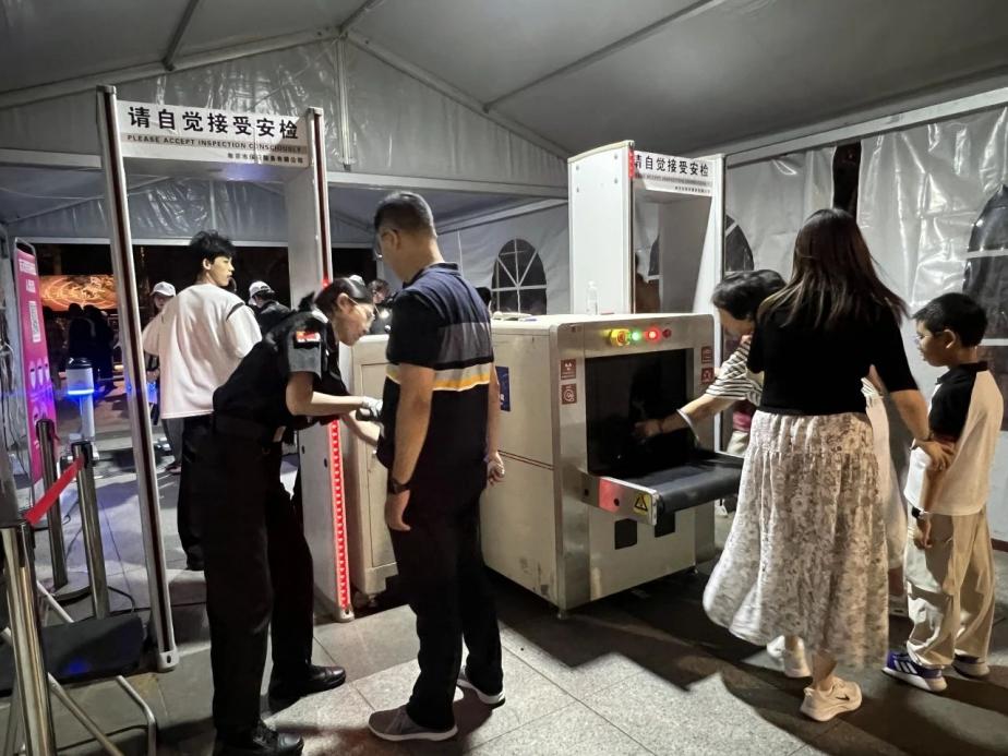 C:/Users/BA/Desktop/“安保鐵軍、硬核保障”2024系列報(bào)道四十三——月滿中秋，南京市保安服務(wù)有限公司圓滿護(hù)航“2024 南京森林音樂(lè)會(huì)”/4.jpg4