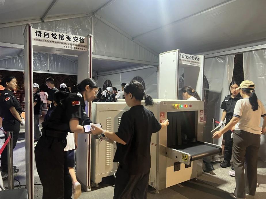 C:/Users/Administrator/Desktop/臺風(fēng)“貝碧嘉”來襲，南京保安積極應(yīng)對，“守”護(hù)萬家團(tuán)圓！/9.jpg9