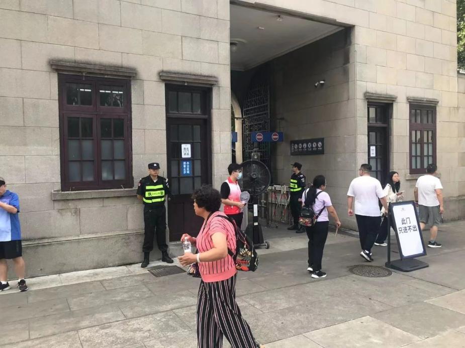 C:/Users/Administrator/Desktop/臺風(fēng)“貝碧嘉”來襲，南京保安積極應(yīng)對，“守”護(hù)萬家團(tuán)圓！/8.jpg8