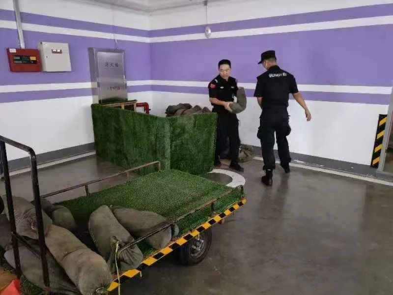 C:/Users/Administrator/Desktop/臺風(fēng)“貝碧嘉”來襲，南京保安積極應(yīng)對，“守”護(hù)萬家團(tuán)圓！/5.jpg5