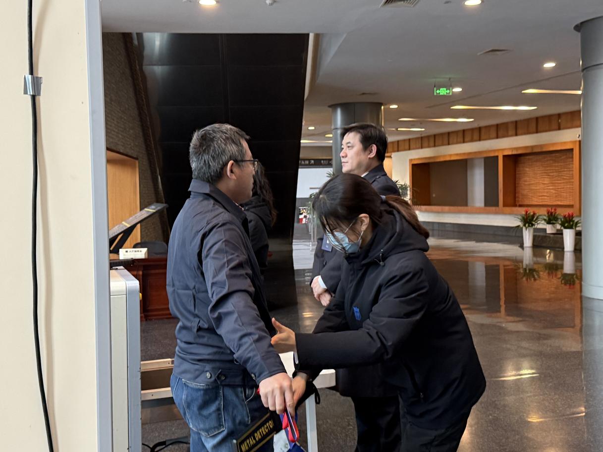 E:/25.12.10后 上傳網(wǎng)站留存/“安保鐵軍、硬核保障”2026系列報(bào)道一——科技引領(lǐng)未來(lái)，安全護(hù)航盛會(huì)/照片/79854b95b5929b8d99e14dd1fe9a271f.jpg79854b95b5929b8d99e14dd1fe9a271f